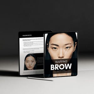 Op de afbeelding: Twee digitale tablets met een trainingshandleiding voor wenkbrauwmapping. Het voorste scherm toont een gezicht met witte geometrische lijnen en de tekst MAPPING BROW TRAINING MANUAL. Het achterste scherm toont de titel GOLDEN RATIO.