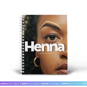 Può includere: Un quaderno a spirale con una stampa fotografica in primo piano di un volto con sopracciglia definite. La copertina mostra la parola Henna in grandi lettere bianche, con la parola EYEBROWS stampata in caratteri bianchi più piccoli.