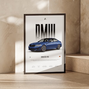 K&ouml;nnte beinhalten: Ein Poster mit schwarzem Rahmen, auf dem eine blaue BMW M5 F90 Limousine abgebildet ist. Das Poster zeigt den Text "BMW" in gro&szlig;en, fetten Buchstaben und enth&auml;lt die technischen Daten des Fahrzeugs: 625 PS, 4,4 l, 305 km/h, 750 Nm und 2240 kg.