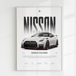 Könnte beinhalten: Ein weißer Nissan GT-R R35 NISMO Sportwagen mit roten Akzenten. Das Auto hat einen schwarzen Kühlergrill und schwarze Felgen. Der Text "NISSAN" wird in großen, fetten Buchstaben über dem Auto angezeigt. Der Text "NISSAN GT-R R35 NISMO" wird unter dem Auto angezeigt. Die technischen Daten des Autos sind unten aufgeführt: 600 PS, 3,8 l, 315 km/h, 662 Nm, 1720 kg.