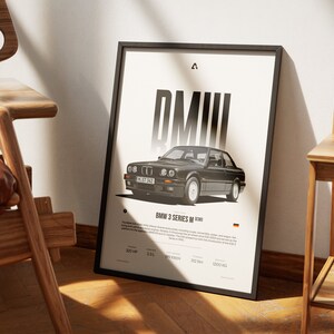 Może przedstawiać: Oprawiony wydruk z ilustracją czarnego samochodu BMW 3 Series M (E30). Na wydruku znajduje się słowo "BMW" dużymi, pogrubionymi literami. Poniżej zdjęcia samochodu wyświetlany jest tekst "BMW 3 SERIES M (E30)". Wydruk zawiera specyfikacje samochodu.