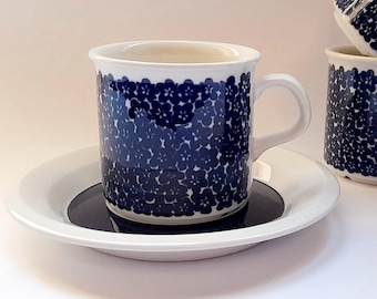 Taza y platillo de café expreso Arabia Finland Blue FAENZA: diseño floral de la década de 1970.