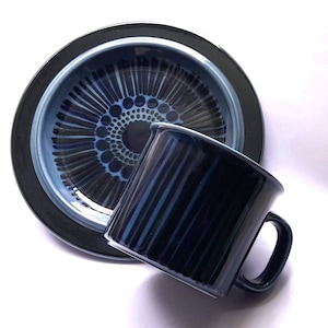 Juego de taza y plato KOSMOS azul, Arabia Finlandia, pintado a mano, diseño de Ulla Procopé