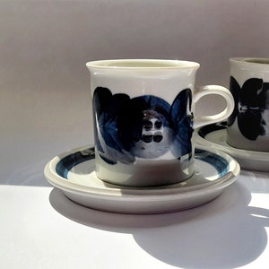 Arabia Finland ANEMONE handbemalte signierte Kaffeetasse und Untertasse aus den 60er Jahren Design Ulla Procopé Vintage Keramik