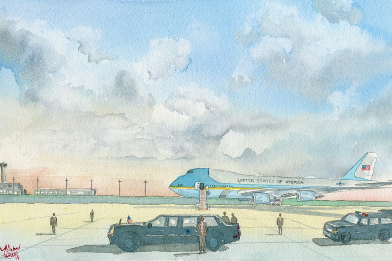 K&ouml;nnte beinhalten: Eine schwarze Limousine mit einer Flagge vorne ist vor einem blau-wei&szlig;en Flugzeug mit der Aufschrift "United States of America" geparkt. Das Flugzeug steht auf einem Rollfeld mit einigen Personen, die herumstehen.