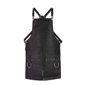 Könnte beinhalten: Schwarze Lederschürze mit verstellbaren Trägern, mehreren Taschen und Metallringen.