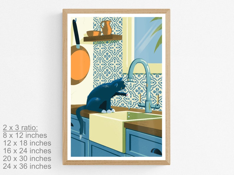 Living room with a poster on the wall. The illustration on the art print shows a black cat in a kitchen with azulejo tiles as can often be found in Spain and Portugal. The artwork gives a Mediterranean feel. The cat is playing with dripping water.