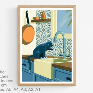 Living room with a poster on the wall. The illustration on the art print shows a black cat in a kitchen with azulejo tiles as can often be found in Spain and Portugal. The artwork gives a Mediterranean feel. The cat is playing with dripping water.