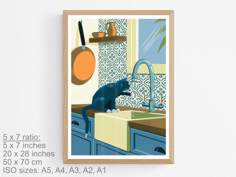 Living room with a poster on the wall. The illustration on the art print shows a black cat in a kitchen with azulejo tiles as can often be found in Spain and Portugal. The artwork gives a Mediterranean feel. The cat is playing with dripping water.