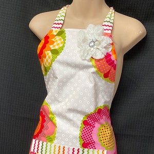 Big Daisy Apron, Apron de cocina de mujer reversible con margaritas gigantes de colores con bolsillo en contraste y pasador extraíble - Envío gratis !!