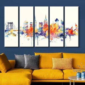 K&ouml;nnte beinhalten: Ein f&uuml;nfteiliges Leinwandkunstwerk mit einer Aquarelldarstellung einer Stadtlandschaft. Das Kunstwerk zeigt eine lebendige Mischung aus Orange-, Blau- und Lilat&ouml;nen vor einem wei&szlig;en Hintergrund. Die Stadtlandschaft umfasst ikonische Geb&auml;ude und eine Br&uuml;cke.