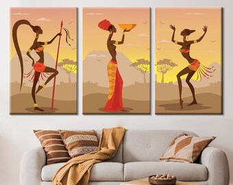 Può includere: Set di tre stampe su tela con illustrazioni stilizzate di donne in abiti tradizionali africani. Le donne sono raffigurate in varie pose, tra cui ballare, tenere una ciotola e tenere una lancia. Lo sfondo è una scena di tramonto con alberi e montagne.