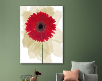 Puede incluir: Una margarita gerbera roja con un centro amarillo es el punto focal de esta impresión en lienzo. La flor está rodeada de pétalos delicados, translúcidos y beige.