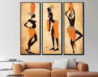 Può includere: Tre stampe su tela incorniciate che mostrano silhouette di donne in abiti tradizionali africani. Ogni donna tiene un vaso di terracotta sulla testa ed è raffigurata in una posa diversa. Lo sfondo è di colore beige con una texture.