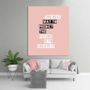 Könnte beinhalten: Ein rosa Leinwanddruck mit dem Text "The best way to predict the future is to create it" in schwarzen Buchstaben.