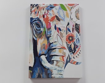 Puede incluir: Una pintura colorida de la cara de un elefante con patrones florales en tonos de azul, rojo, naranja y verde.