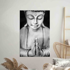 Puede incluir: Fotografía en blanco y negro de una estatua de Buda con las manos en posición de oración.