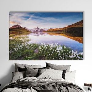 Lienzo decorativo con reflejo de lago alpino, póster de pradera de montaña, decoración de paisaje natural sereno, obra de arte primaveral para hogares tranquilos