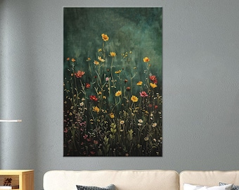Puede incluir: Impresión en lienzo que representa un campo de flores silvestres. La obra de arte muestra una variedad de flores en tonos amarillos, naranjas, rojos y blancos sobre un fondo verde oscuro. Las flores tienen tallos largos y pétalos delicados, creando una escena natural.