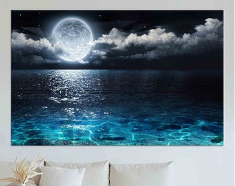 Puede incluir: Una luna llena brilla intensamente sobre un océano azul oscuro con nubes blancas en el cielo. El reflejo de la luna es visible en el agua.