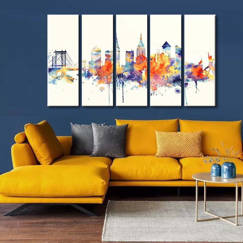 K&ouml;nnte beinhalten: Ein f&uuml;nfteiliges Leinwandkunstwerk mit einer Aquarelldarstellung einer Stadtlandschaft. Das Kunstwerk zeigt eine lebendige Mischung aus Orange-, Blau- und Lilat&ouml;nen vor einem wei&szlig;en Hintergrund. Die Stadtlandschaft umfasst ikonische Geb&auml;ude und eine Br&uuml;cke.