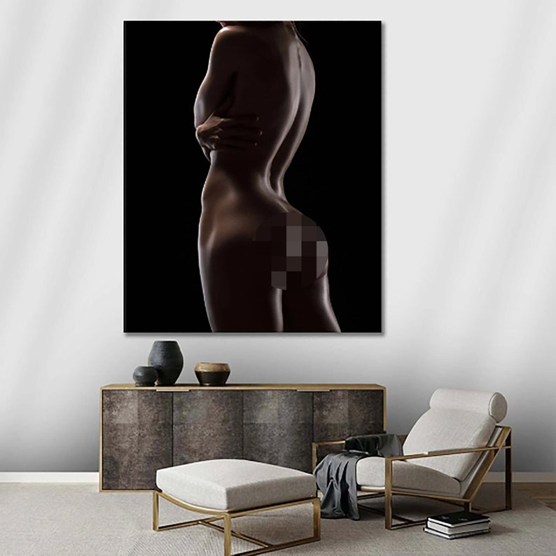 K&ouml;nnte beinhalten: Ein Schwarzwei&szlig;foto des Torsos einer Person, wobei der untere K&ouml;rper verschwommen ist.