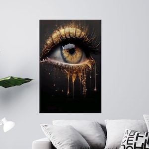 Può includere: Stampa su tela raffigurante un primo piano di un occhio con dettagli dorati. L'occhio ha lunghe ciglia scure e un'iride dorata. Gocce d'oro scendono a cascata dalla palpebra inferiore, creando un effetto drammatico. Lo sfondo è scuro.