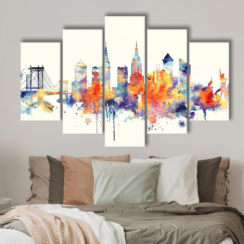 K&ouml;nnte beinhalten: Ein f&uuml;nfteiliges Leinwandkunstwerk mit einer Aquarellmalerei einer Stadtlandschaft. Das Kunstwerk zeigt eine lebendige Mischung aus Farben, darunter Orange, Blau und Lila, die ikonische Geb&auml;ude und eine Br&uuml;cke darstellen. Die Kunst ist auf wei&szlig;em Hintergrund montiert.