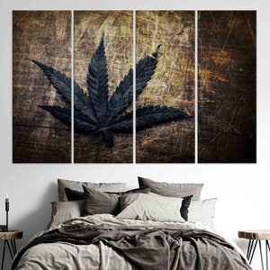 Puede incluir: Una hoja de cannabis verde oscuro sobre un fondo de madera desgastado. La hoja est&aacute; centrada en la imagen y es el foco principal. El fondo de madera es marr&oacute;n oscuro con un aspecto desgastado y envejecido.