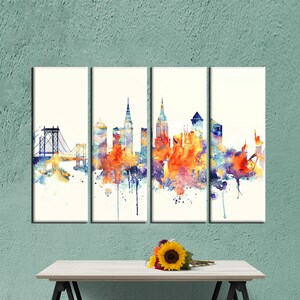 K&ouml;nnte beinhalten: Ein vierteiliges Leinwandkunstwerk mit einer Aquarelldarstellung der Skyline von New York City. Das Kunstwerk verwendet leuchtende Farben wie Orange, Blau und Lila vor einem wei&szlig;en Hintergrund. Ikonische Wahrzeichen sind zu sehen.