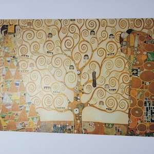 Könnte beinhalten: Ein Gemälde, das zwei Figuren zeigt, die sich vor einem Baum mit wirbelnden Ästen umarmen. Die Figuren bestehen aus geometrischen Formen und Mustern in Gold, Braun und Weiß. Der Hintergrund ist hellbeige.