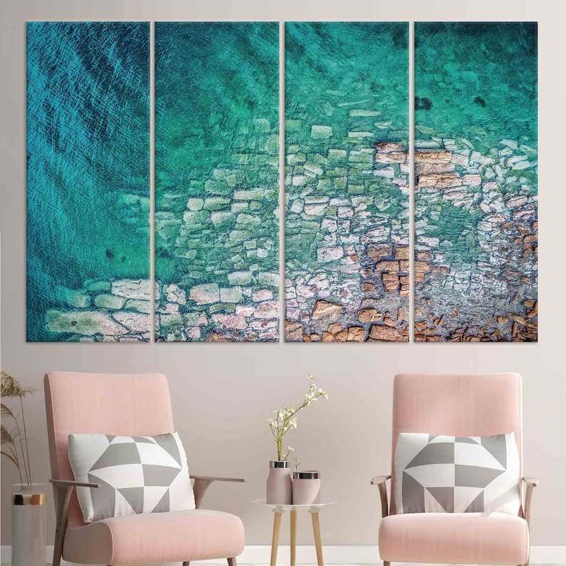 Op de afbeelding: Een driedelig canvasprint met een abstract ontwerp in turquoise en bruine kleuren. Het ontwerp lijkt op een gebarsten, getextureerd oppervlak met een vleugje water.