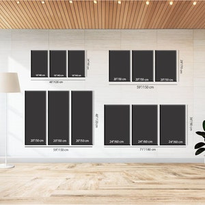 Puede incluir: Una maqueta de tres impresiones en lienzo negro de diferentes tama&ntilde;os, que muestra las dimensiones en pulgadas y cent&iacute;metros. Las impresiones se muestran en una pared blanca con un techo de madera.