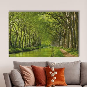 Lienzo decorativo con sendero de canal y túnel de árboles, póster verde bosque sereno, decoración de sendero natural apacible para sala de estar o espacio de relajación.