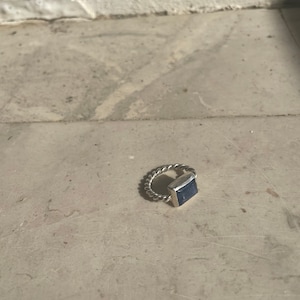 Anillo de cianita, simplemente hermoso, elaborado en plata maciza.