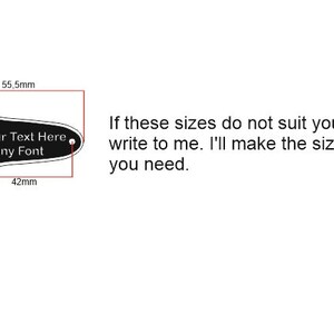 Puede incluir: P&uacute;a de guitarra negra con bordes redondeados y tres puntos blancos. La p&uacute;a mide 5,5 cm de largo y 4,2 cm de ancho. El texto "Your Text Here Any Font" est&aacute; impreso en la p&uacute;a.