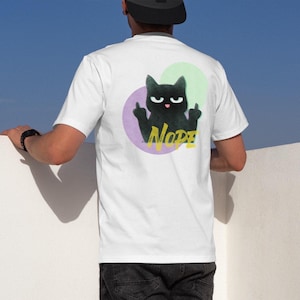 Könnte beinhalten: Weißes T-Shirt mit einer schwarzen Katze, die den Mittelfinger zeigt, und dem Wort "NOPE" in gelben Buchstaben auf der Rückseite.
