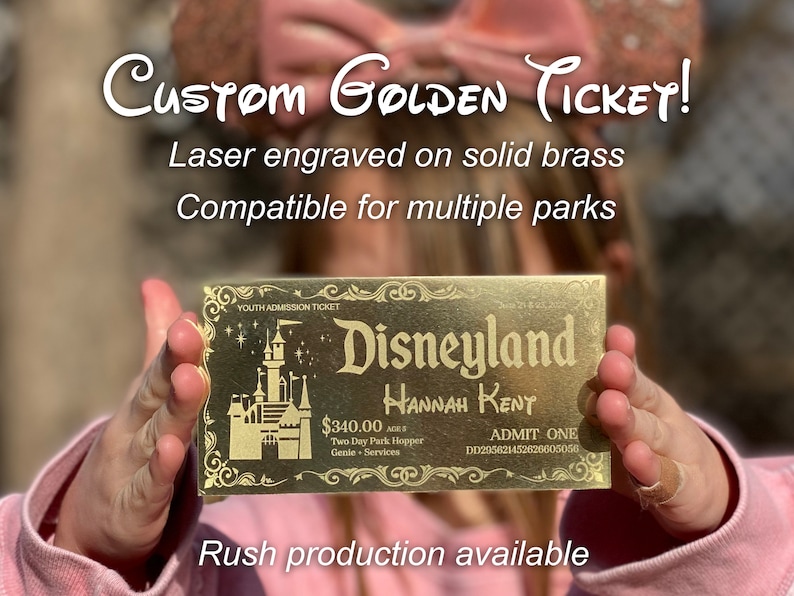 Puede incluir: Un boleto de admisi&oacute;n a Disneyland de color dorado con el texto "YOUTH ADMISSION TICKET" y "Disneyland" en una fuente estilizada. El boleto tiene un precio de $ 340.00 y el nombre "HANNAH KENT" est&aacute; impreso en &eacute;l. El boleto est&aacute; grabado con una imagen de castillo y el texto "ADMIT ONE" y "DD295621452626605050".