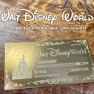 Puede incluir: Un boleto dorado para Walt Disney World con el texto "YOUTH ADMISSION TICKET" y "October 3-9, 2022". El boleto tiene una imagen del Castillo de Cenicienta y el texto "WALT DISNEY WORLD" con el nombre "ZACHARY" impreso en &eacute;l. El boleto tambi&eacute;n tiene el texto "GRATIS Starcruiser Experience" y "ADMITIR UNO".