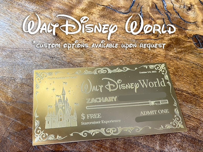 Puede incluir: Un boleto dorado para Walt Disney World con el texto "YOUTH ADMISSION TICKET" y "October 3-9, 2022". El boleto tiene una imagen del Castillo de Cenicienta y el texto "WALT DISNEY WORLD" con el nombre "ZACHARY" impreso en &eacute;l. El boleto tambi&eacute;n tiene el texto "GRATIS Starcruiser Experience" y "ADMITIR UNO".