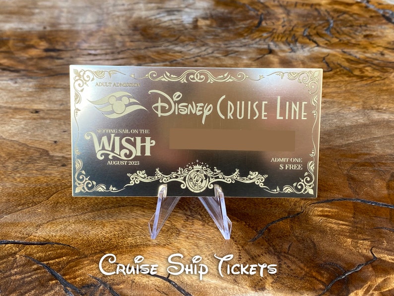 Puede incluir: Un billete de crucero Disney Cruise Line de color dorado con fondo blanco. El billete dice "Setting sail on the Wish" y "August 2023".