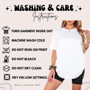 Peut inclure: T-shirt blanc avec instructions de lavage et d'entretien. Le texte comprend "Retourner le v&ecirc;tement", "Lavage en machine &agrave; froid", "Ne pas repasser sur l'imprim&eacute;", "Ne pas blanchir", "Ne pas nettoyer &agrave; sec" et "S&eacute;chage &agrave; basse temp&eacute;rature". Le t-shirt est Bella Canvas 3001.