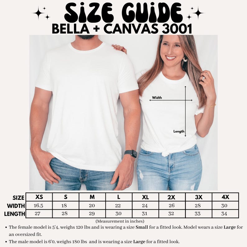 Pu&ograve; includere: Una guida alle taglie per le t-shirt Bella + Canvas 3001. La guida include le misure di larghezza e lunghezza in pollici, che vanno dalla XS alla 4X. L'immagine mostra un uomo e una donna che indossano magliette bianche. Il testo include anche informazioni sulle taglie dei modelli.