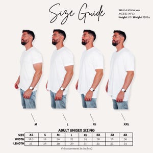 Pu&ograve; includere: Una guida alle taglie per t-shirt unisex per adulti, con misure in pollici e modelli che indossano t-shirt bianche. Il testo "Size Guide" &egrave; in alto. L'altezza del modello &egrave; di 183 cm e il peso &egrave; di 81,6 kg.