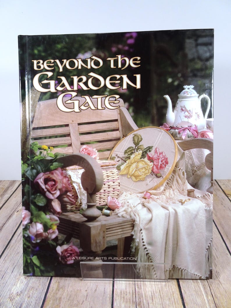 Floral/landscape Beyond the Garden Gate Leisure Arts Christmas