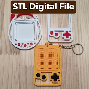 Puede incluir: Tres llaveros de plástico impresos en 3D con diseños de juegos retro. Un dispositivo circular blanco con detalles rojos, un marco rectangular blanco con botones rojos y un marco rectangular amarillo con botones negros y una anilla metálica. Texto: STL Digital File.
