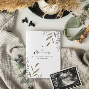Hülle Mutterpass mit Namen | Personalisierte Mutterpasshülle | Geschenk Schwangerschaft | Mutterpass Blumendesign | Schutzhülle Mutterpass