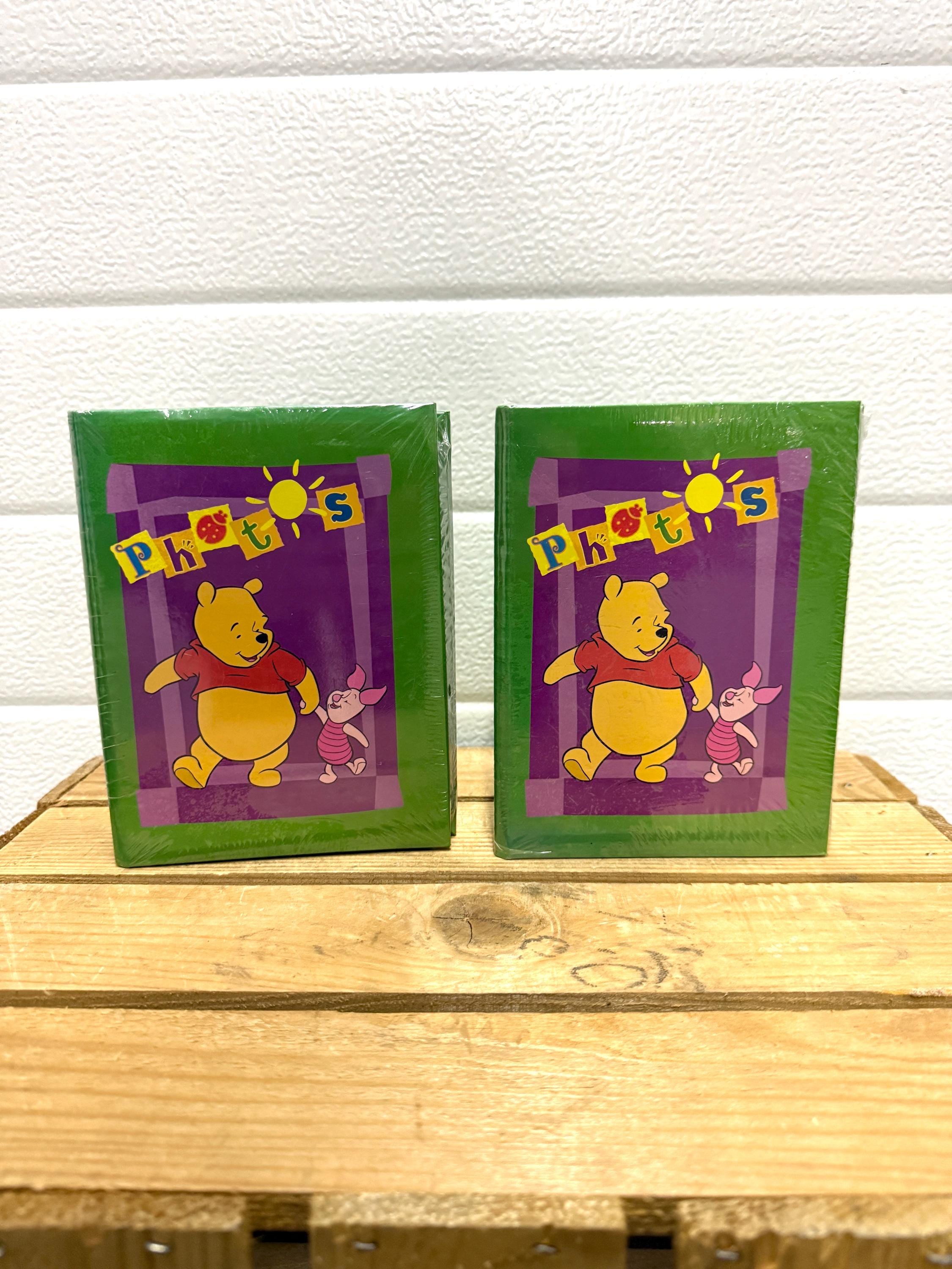 Autocollant Vintage Winnie The Pooh 100 Acre Wood - Faux Timbre 2,5x3 Pouces