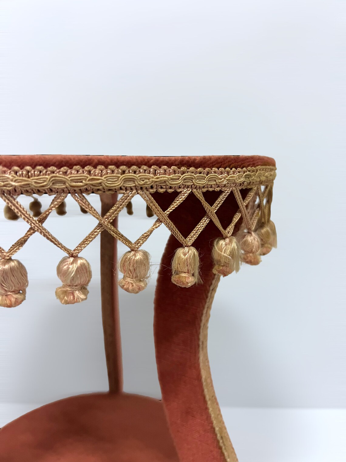 Vintage Mid Century Plant Table, Red Velvet, Gold Fringe Lamp Table, foto 3 di 5