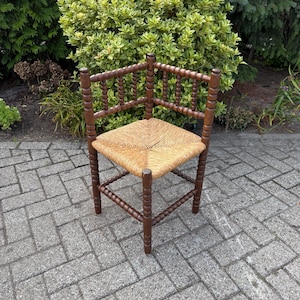 Vintage Wooden Corner Chair, Spindle Frame, Woven Rush Seat, Rustic Accent Chair, Antique Style Corner Seating, Farmhouse Furniture